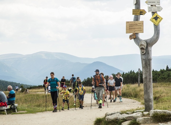 Pěší turisté u pramene Labe (Kamila Antošová, Správa KRNAP)
