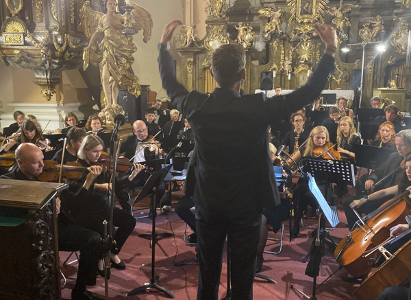 Ředitel ZUŠ Karla Halíře, Radek Hanuš, diriguje orchestr, foto Radek Drahný