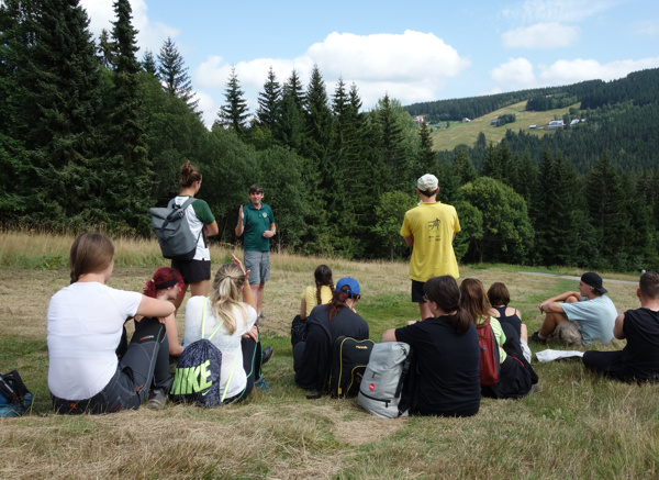 Geomorfolog David Krause prrovázel skupinu na exkurzi přes Vlčí jámy. Foto: Eva Müllerová, Správa KRNAP