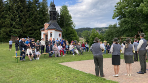 Ke kapli sv. Huberta na Benecku dorazila více než stovka místních i přespolních posluchačů lovecké hudby. Foto: Radek Drahný