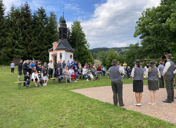 Ke kapli sv. Huberta na Benecku dorazila více než stovka místních i přespolních posluchačů lovecké hudby. Foto: Radek Drahný
