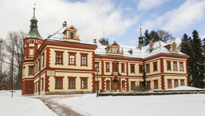 Zámek v Jilemnici, ve kterém se nachází expozice Krkonošského muzea Jilemnice. Další expozice jsou umístěny v přilehlém barokním pivovaru a zahradním domku.