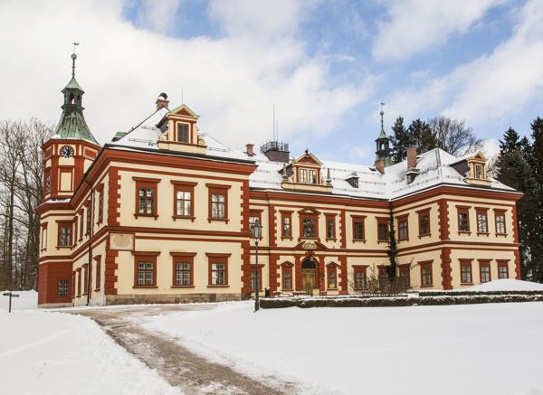 Zámek v Jilemnici, ve kterém se nachází expozice Krkonošského muzea Jilemnice. Další expozice jsou umístěny v přilehlém barokním pivovaru a zahradním domku.