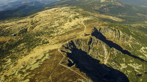 Letecký pohled na české i polské Krkonoše v oblasti Sněžných jam.