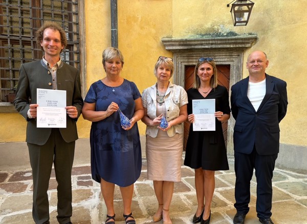 Ocenění za příkladnou přeshraniční spolupráci jsme převzali z rukou vedení euroregionu, hejtmana Libereckého kraje Martina Půty, zemského rady okresu Görlitz Dr. Stephana Meyera a primátora města Jelení Hora Jerzyho Łużniaka.
