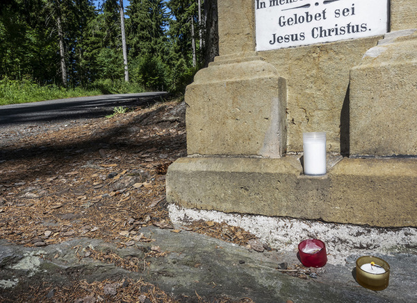 „V posledních letech se častěji než v minulosti u nejrůznějších pomníků a božích muk, včetně těch daleko od obydlených míst, objevují svíčky. Jsou mnohdy pokroucené se stopami hoření plastového obalu. Zejména v tyto suché dny je riziko, že od svíčky chytne tráva a od ní les, obrovské," říká ředitel Správy KRNAP Robin Böhnisch a dodává: "Se vší vážností proto apeluji na všechny, aby od této praxe, která konec konců představuje porušení lesního zákona, upustili a svíčky do přírody vůbec nenosili."