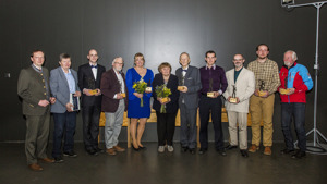 V loňském roce se laureáty stalo jedenáct význačných osobností či institucí, které přispěly k rozvoji Krkonoš a povědomí o našich horách.