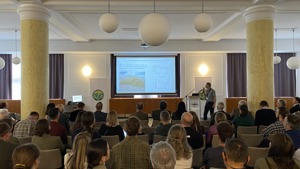 Foto: doc. Václav Treml (Přírodovědecká fakulta Univerzity Karlovy v Praze, Katedra fyzické geografie a geoekologie) přednáší o dynamice horní hranice lesa v Krkonoších, (c) Radek Drahný, archiv Správy KRNAP