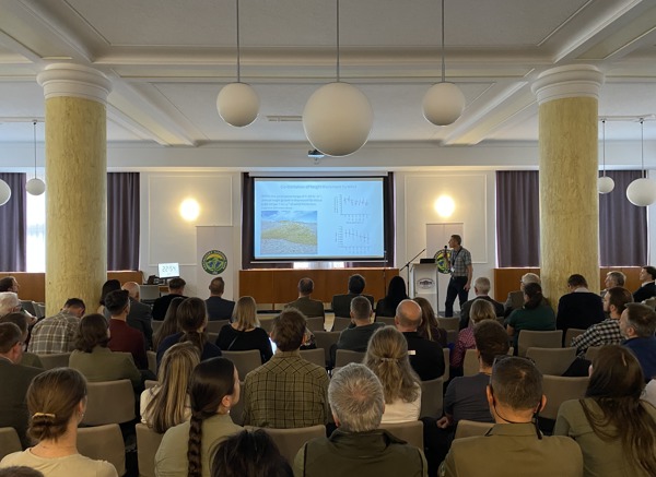 Foto: doc. Václav Treml (Přírodovědecká fakulta Univerzity Karlovy v Praze, Katedra fyzické geografie a geoekologie) přednáší o dynamice horní hranice lesa v Krkonoších, (c) Radek Drahný, archiv Správy KRNAP