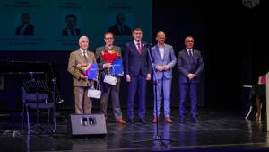 Ocenění v pátek v Jelení Hoře převzali oba ředitelé národních parků z rukou prezidentů Euroregionu Nisa-Neisse-Nisa Martina Půty, Stephana Meyera a Jerzyho Luźniaka. Foto: (a) Boleslawiec.pl