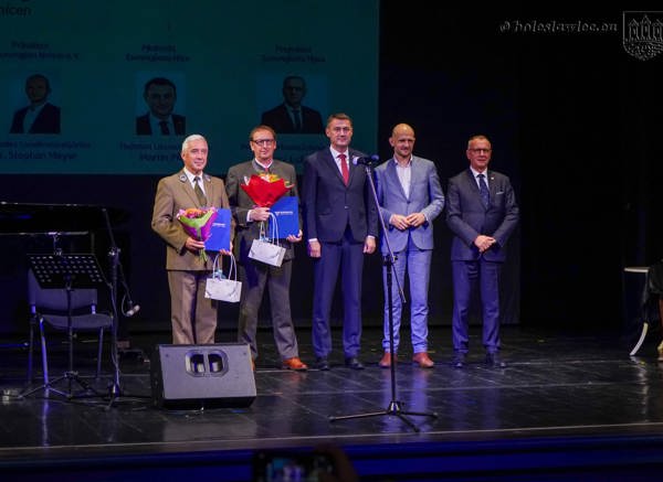 Ocenění v pátek v Jelení Hoře převzali oba ředitelé národních parků z rukou prezidentů Euroregionu Nisa-Neisse-Nisa Martina Půty, Stephana Meyera a Jerzyho Luźniaka. Foto: (a) Boleslawiec.pl