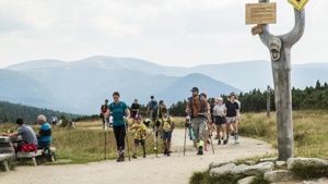 Pěší turisté u pramene Labe (Kamila Antošová, Správa KRNAP)