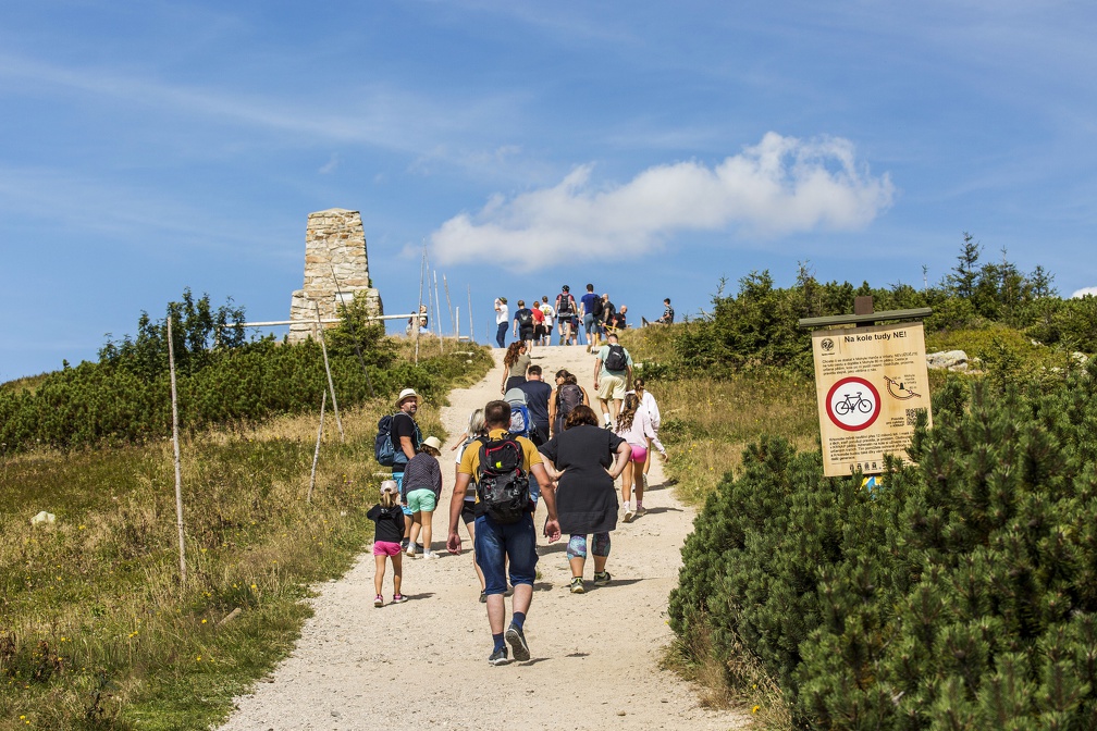 Turisté mířící k mohyle Hanče a Vrbaty na Zlatém návrší, Kamila Antošová, archiv Správy KRNAP