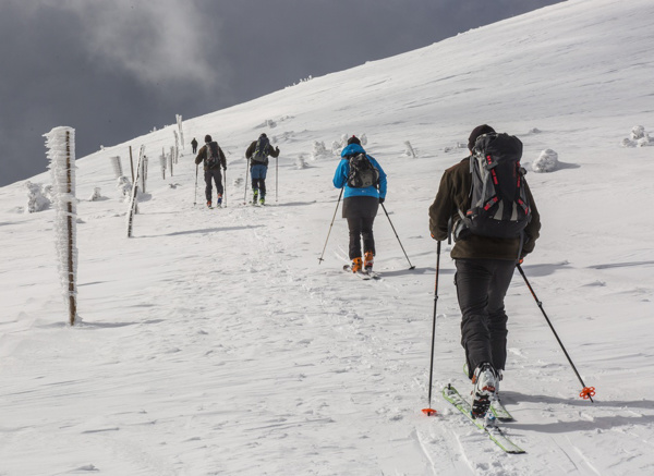 Skialpinisté na trase pod Vysokým kolem.