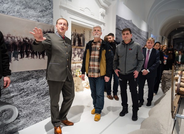 Prezidenta republiky Petra Pavla provedl novou expozicí Muzea Krkonoš ředitel Správy KRNAP Robin Böhnisch, foto: Tomáš Fongus