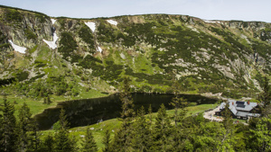 Oblíbený turistický cíl, ledovcové jezero Mały Staw, leží v polských Krkonoších.