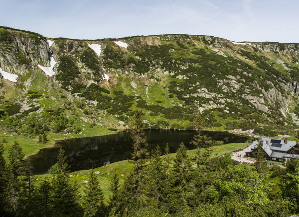 Oblíbený turistický cíl, ledovcové jezero Mały Staw, leží v polských Krkonoších.