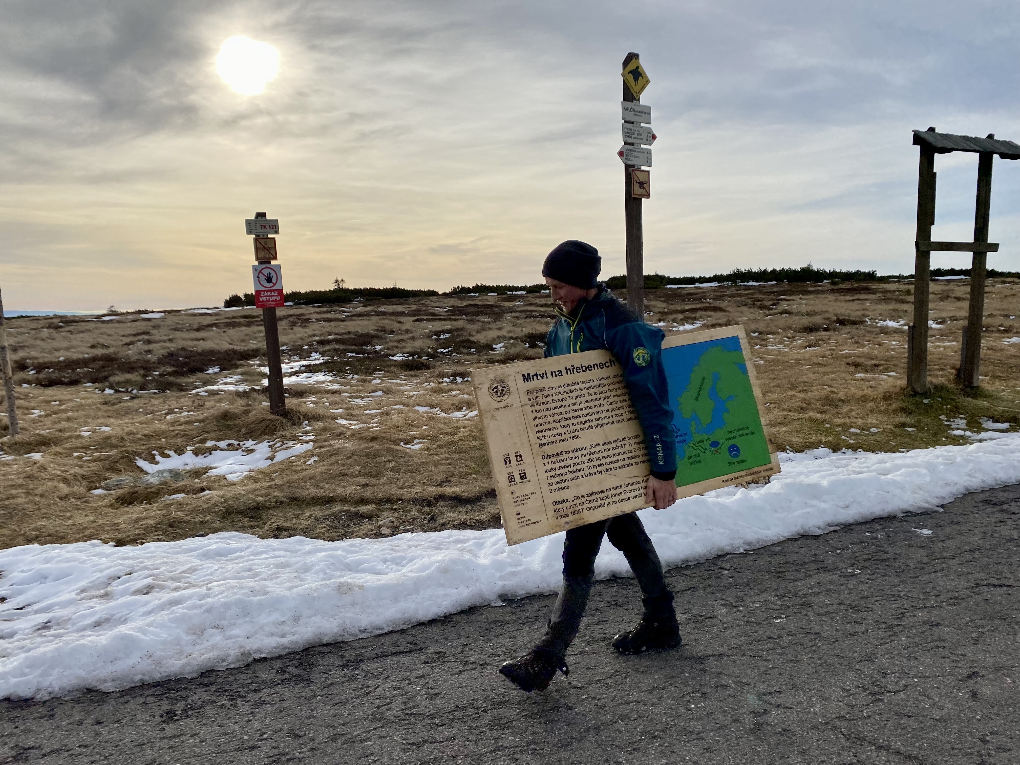 Pracovníci Správy KRNAP před zimní sezónou sundávají dřevěné panely naučných stezek, panoramatické mapy či sezónní piktogramy, které by Foto: Radek Drahný